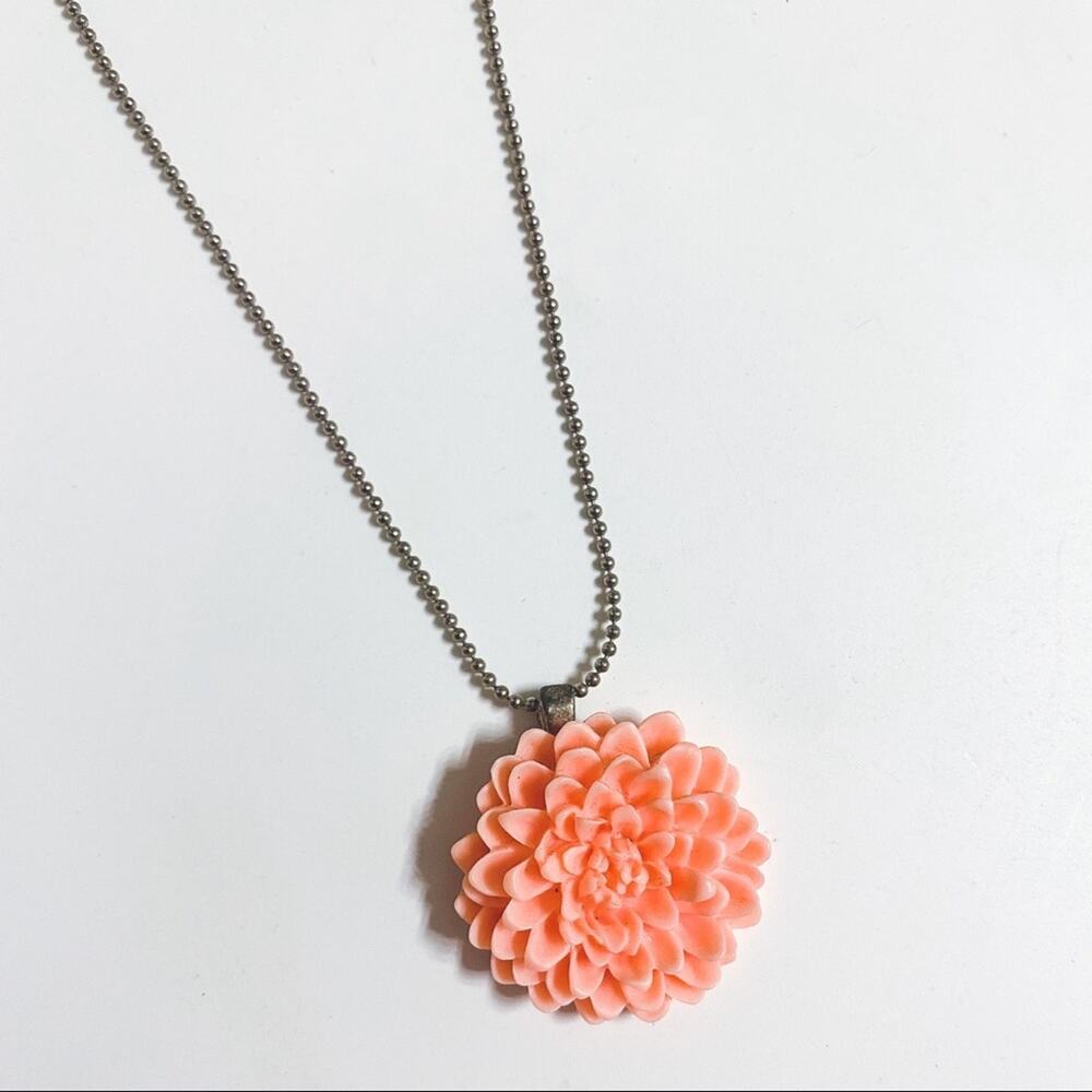 BOUTIQUE • Peach Floral Flower Mum Statement Necklace